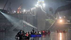 ინდოეთში ხიდის ჩამონგრევის შედეგად დაღუპულთა რიცხვი გაიზარდა