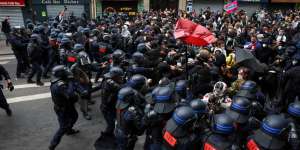 საფრანგეთი ბიუჯეტის შემცირების გამო მასობრივ საპროტესტო აქციებსა და გაფიცვებს მართავს