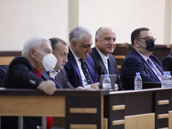 მამუკა ხაზარაძე, ბადრი ჯაფარიძე და ავთანდილ წერეთელი სასამართლომ თაღლითობაში დამნაშავედ ცნო, თუმცა საპატიმრო სასჯელისგან გაათავისუფლა