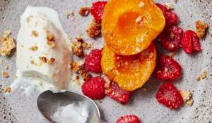 მასკარპონეს ნაყინი ხილითა და გრანოლათი