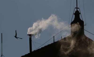 სიქსტეს კაპელის საკვამურიდან თეთრი კვამლი ამოვიდა - კარდინალებმა ახალი პაპი აირჩიეს