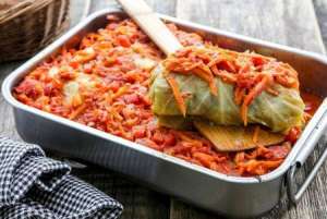 ღუმელში გამომცხვარი ტოლმა &ndash; ტომატის სოუსით