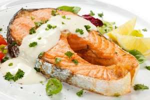 ორაგულის სტეიკი ნაღებისა და ღვინის სოუსით