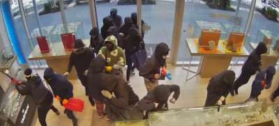 კალიფორნიაში 25-მდე ეჭვმიტანილმა საიუველირო მაღაზია გაძარცვა და 1 მილიონი დოლარის ღირებულების სამკაულები მოიპარა