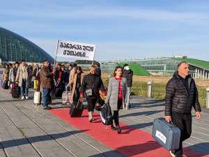 ქუთაისში ,პარლამენტის მიტოვებულ შენობასთან ჩემოდნების აქცია გაიმართა