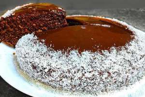 უმარტივესი შოკოლადის ნამცხვარი მინანქრითა და ქოქოსის ფანტელებით