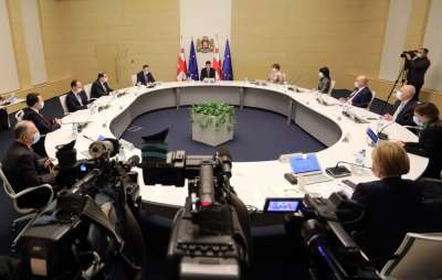 პრემიერ-მინისტრს გადადგომისთანავე უფლებამოსილება უწყდება, გადამდგარია მთავრობაც