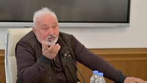 "ხაზარაძე დღეს ქალბატონ მზია ამაღლობელს გულშემატკივრობს ციხეში და &ldquo;პერედაჩებს&rdquo; უგზავნის &ndash; მე მოწილე ვიყავი და ერთი კილო ვაშლი არ მოუტანია, არ გამოუგზავნია და ოჯახში არ გაუგზავნია 100 ლარი, რომ ცოდვაა ის კაცი და მიხედეთო" - ჯემალ ლეონიძე