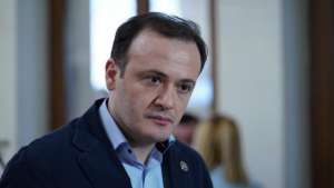 "ხომ ხედავ ხელმოცარული ხარ, შენს პარტიაში ჩამოგაგდეს, ბელადმა გაგრიყა, მართლა უთავმოყვარეო ხომ არ ხარ?" - ირაკლი ზარქუა ნიკა მელიას