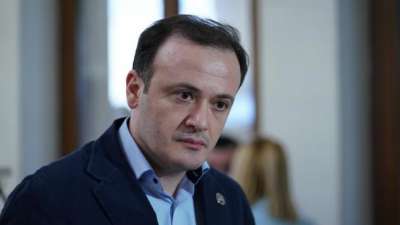 "ხომ ხედავ ხელმოცარული ხარ, შენს პარტიაში ჩამოგაგდეს, ბელადმა გაგრიყა, მართლა უთავმოყვარეო ხომ არ ხარ?" - ირაკლი ზარქუა ნიკა მელიას