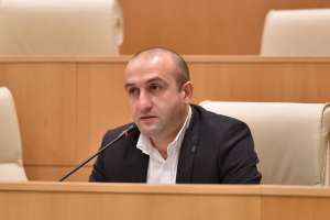 "ვინც არ აიღო საბიუჯეტო ფული, სხვა ფულით აქვს გადაზღვეული, რომელიც საიდან მოდის, კაციშვილმა არ იცის, დანარჩენი პოლიტიკური პარტიები კი მგონი, მანდატებზე უარის თქმასაც არ აპირებენ"- იაგო ხვიჩია