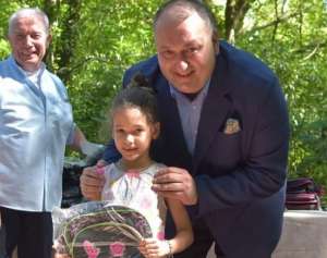 იოსებ ხახალეიშვილმა "საპატიო ქუთაისელებთან" ერთად, 100-მდე პირველკლასელს სასკოლო ჩანთები და ნივთები გადასცა