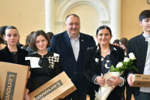 "38 მოსწავლეს  პერსონალური კომპიუტერი  გადავეცით, თუმცა ქალაქში გაცილებით მეტი წარჩინებული მოსწავლეა"