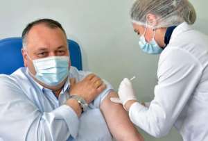 ქუთაისის მერი და ვიცე-მერი &bdquo;სინოფარმის" ვაქცინით აიცრნენ