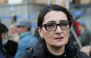 ''500-ათასიან პარტიას თუ შეუძლია, წყნარად უყუროს, როგორ კვდება მათი ლიდერი, მაშინ თქვით, რომ პარტია არ ხართ, გავიდეთ რუსთაველზე, გადავკეტოთ, აღარ გამოვიდეთ'' - თაკო ჩარკვიანი