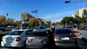 რუსთავში ერთმანეთს სამი ავტომობილი შეეჯახა