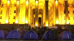 პარლამენტთან მაღაროელებმა კარვები გაშალეს