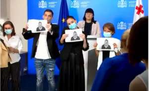 მთავრობის ადმინისრაციაში ჟურნალისტებმა საპროტესტო პერფორმანსი მოაწყვეს - ვიდეო