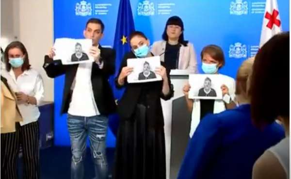 მთავრობის ადმინისრაციაში ჟურნალისტებმა საპროტესტო პერფორმანსი მოაწყვეს - ვიდეო