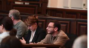 პოლიციელ მირიან ქავთარაძის სიტყვიერ შეურაცხყოფაში ბრალდებულ თორნიკე სხვიტარიძეს 5-დღიანი ადმინისტრაციული პატიმრობა, ანი ქავთარაძეს კი 5000 ლარიანი ჯარიმა დაეკისრა