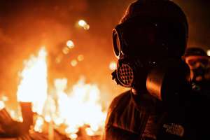 შეკრების ან მანიფესტაციის მონაწილის მიერ სახის ნიღბით დაფარვა ან გზის გადაკეტვა 15 დღემდე პატიმრობით დაისჯება