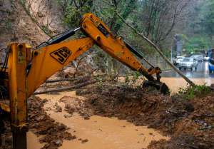 ქუთაისში, გალაკტიონ ტაბიძის ქუჩაზე ძლიერი წვიმის გამო მიწა ჩამოიშალა