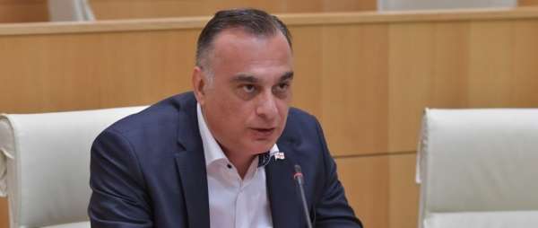 ზაალ უდუმაშვილი პარლამენტიდანაც მიდის, რაც იმას ნიშნავს, რომ ფრაქცია "ნაციონალური მოძრაობა" კიდევ ერთ მანდატს კარგავს, რადგან პარტიის საარჩევნო სია ჩახსნილია