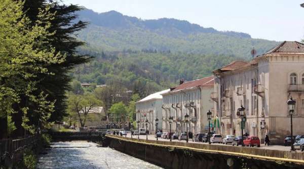 დაშავებულები არ არიან, დაზიანებულია გზის სავალი ნაწილი &ndash; რა ვითარებაა ტყიბულში, სადაც მეწყერი ჩამოწვა