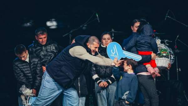 დედაქალაქის მერმა ადეიშვილების ოჯახს სახლი გადასცა - საახალწლო საჩუქარი სამტრედიელებს