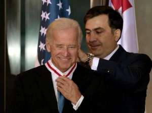 "ასე მუშაობს ნამდვილი დემოკრატია" - სააკაშვილი ბაიდენთან გადაღებულ ფოტოს ავრცელებს