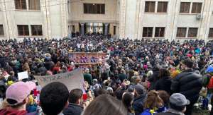 პარლამენტის შენობის უკან &bdquo;აგენტების კანონის&ldquo; წინააღმდეგ საპროტესტო აქცია მიმდინარეობს