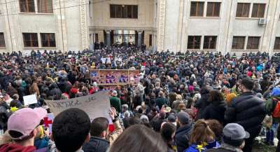 პარლამენტის შენობის უკან &bdquo;აგენტების კანონის&ldquo; წინააღმდეგ საპროტესტო აქცია მიმდინარეობს