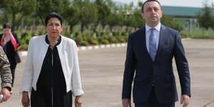 "ყველა მინისტრთან ნორმალური კომუნიკაცია მაქვს, გარდა ერთისა, პრემიერ-მინისტრისა" - პრეზიდენტი