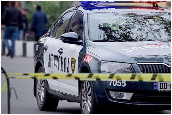 პოლიციამ დააკავა პირები, რომლებმაც თბილისში, ერთ-ერთი რესტორნის მიმდებარედ სხვადასხვა სახის დაზიანებები მიაყენეს პოლონეთის სამ მოქალაქეს, ხოლო ერთ-ერთმა ბრალდებულმა ბლაგვი საგნის გამოყენებით ფიზიკურად იძალადა მათზე