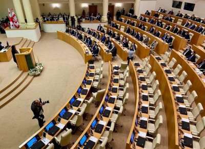 მე-10 მოწვევის პარლამენტის პირველ სხდომას 88 წევრი ესწრება, რითაც უფლებამოსილია მუშაობა დაიწყოს