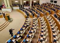 მე-10 მოწვევის პარლამენტის პირველ სხდომას 88 წევრი ესწრება, რითაც უფლებამოსილია მუშაობა დაიწყოს