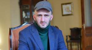 "დარჩით სახლში, ავიცილოთ თავიდან მძლავრი აფეთქება და დავტოვოთ ვირუსი ნელი გავრცელების რელსებზე!"