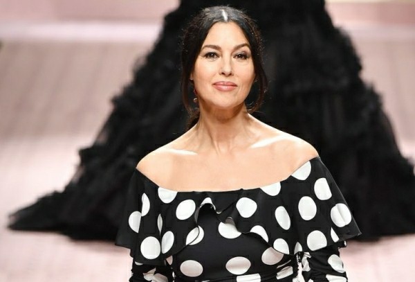 მონიკა ბელუჩი Dolce &amp; Gabbana-ს ჩვენებაზე გამოვიდა (ფოტოები)