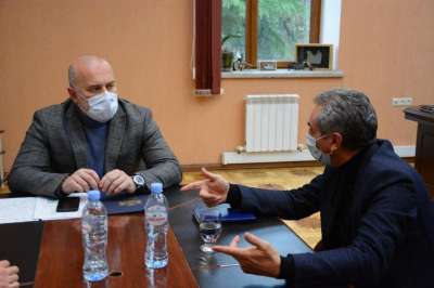 ზვიად შალამბერიძე შპს „იმერეთის აგროზონის“ დირექტორს არჩილ ბუკიას შეხვდა