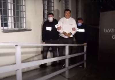 შსს მიხეილ სააკაშვილის სასჯელაღსრულების დაწესებულებაში გადაყვანის ვიდეოკადრებს ავრცელებს