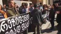 პარლამენტთან სამოქალაქო აქტივისტები აქციას მართავენ და  „სირცხვილის კორიდორი“ აქვთ მოწყობილი