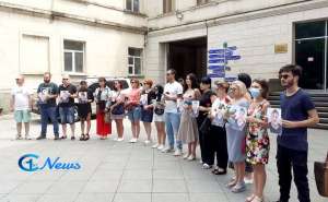 "ლექSOSთვის"- ქუთაისში, მედიის წარმომადგენლებმა მდუმარე აქცია გამართეს