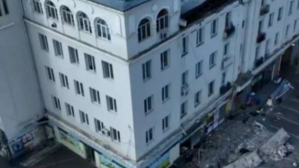 თევდორე მღვდლის ათ ნომერში, სადაც გუშინ საცხოვრებელი კორპუსის ფასადის ნაწილი ჩამოინგრა, საგამოძიებო მოქმედებები გრძელდება