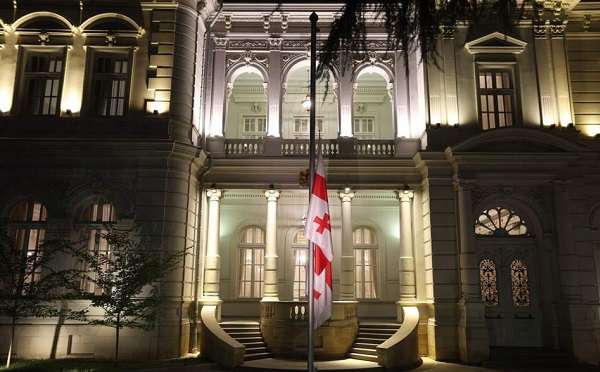 სოხუმის დაცემის 32 წლისთავთან დაკავშირებით და აფხაზეთის ომში დაღუპულთა ხსოვნის პატივის მიგების მიზნით, საქართველოს მთავრობის ადმინისტრაციის შენობაზე სახელმწიფო დროშა დაეშვა