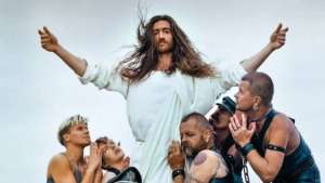 გამოფენამ ევროპარლამენტში, სადაც ქრისტე გეების გარემოცვაშია ნაჩვენები, იტალიაში და პოლონეთში დიდი უკმაყოფილება გამოიწვია