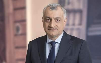 "კახი, არ გადადგე! ეს შენ არ გეხება, შენ მარტო კარგი ამბები, ლენტის გაჭრა, ფოიერვერკები - არ გადადგე!"