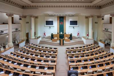 პარლამენტის სხდომა ხმაურით დაიწყო, ოპოზიციის წარმომადგენლებმა პროტესტის ნიშნად დარბაზი დატოვეს