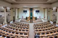 პარლამენტის სხდომა ხმაურით დაიწყო, ოპოზიციის წარმომადგენლებმა პროტესტის ნიშნად დარბაზი დატოვეს