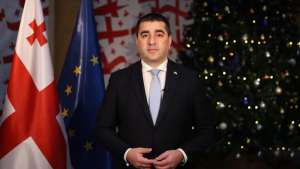 შალვა პაპუაშვილი მოსახლეობას კალანდობას ულოცავს