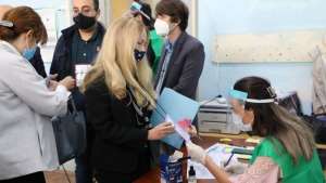 ამერიკის ელჩი მარნეულში საარჩევნო უბანთან მივიდა